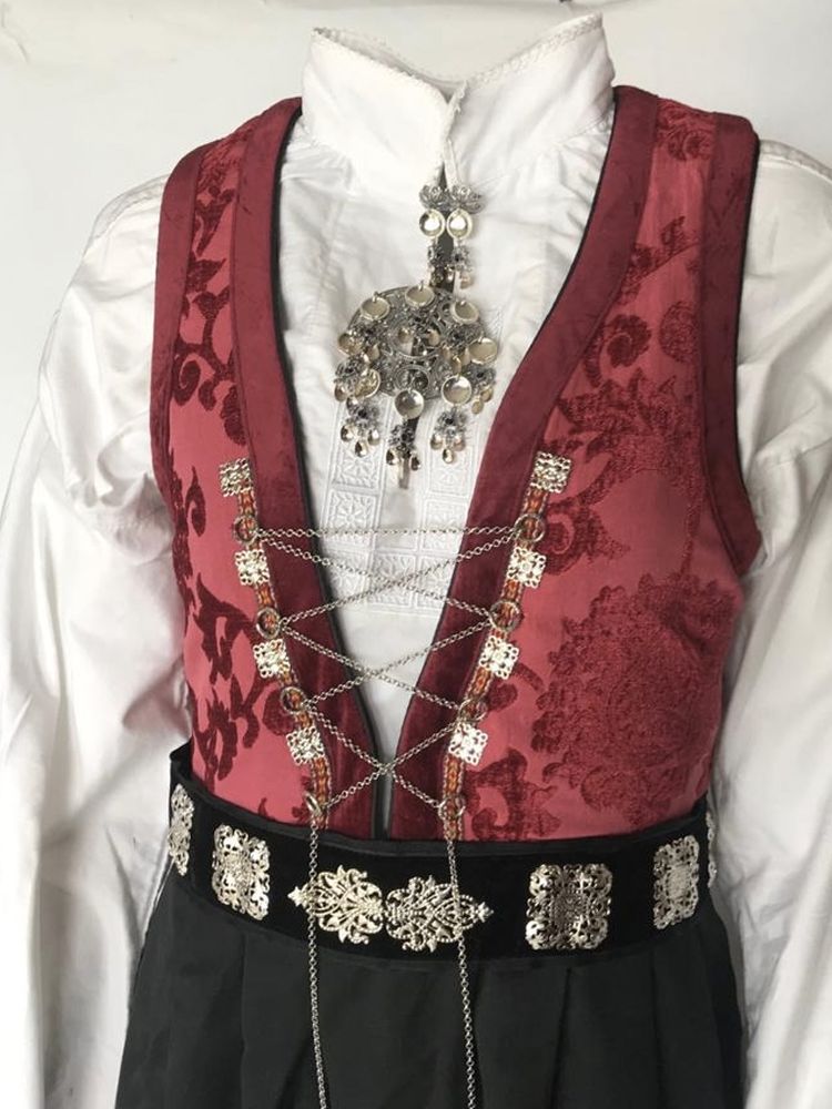 Ryperanden festdrakt i rød