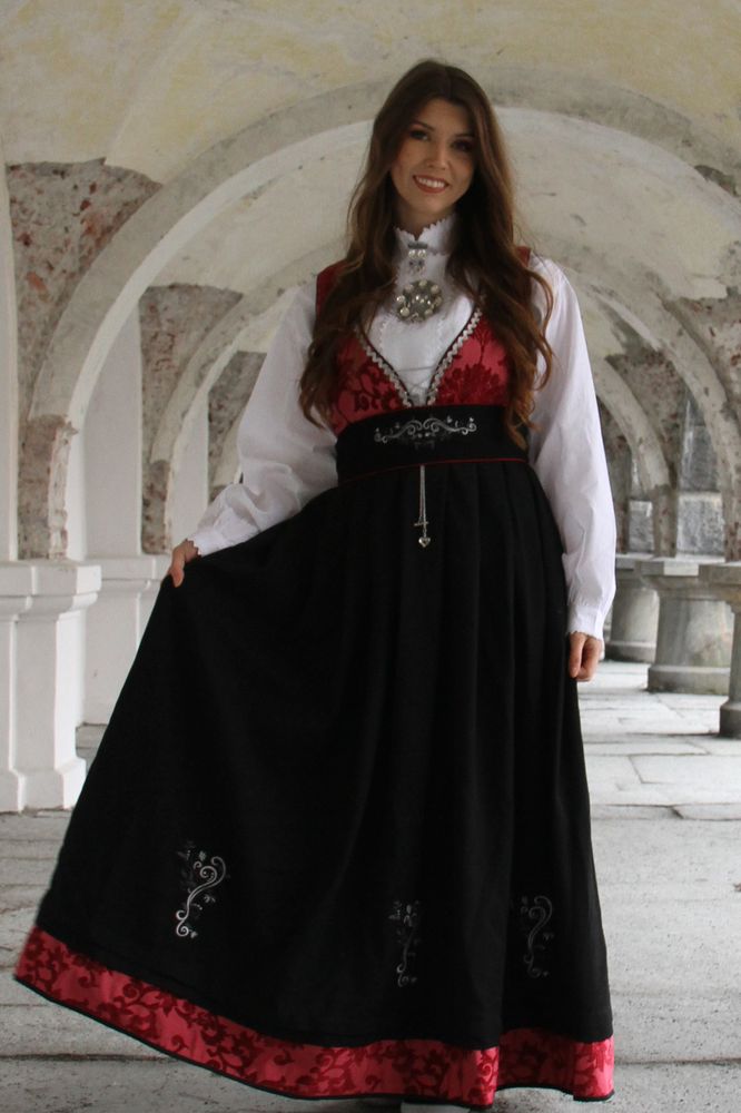 Tora festdrakt til dame i rød - Størrelse 40 - Med maljebelte